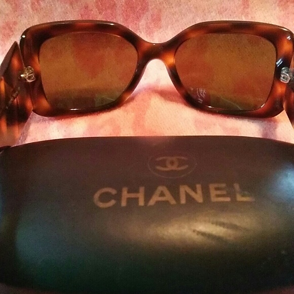 Chanel sunglasses. With Canel case. EUC - Picture 5 of 6